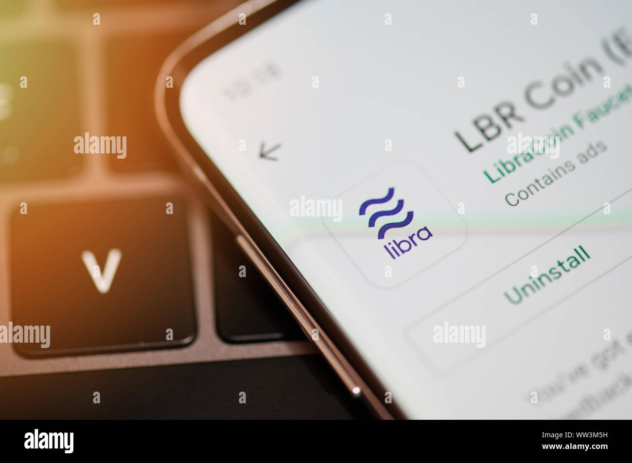 New York, USA - 12. September 2019: Waage Münze app in Google Markt im Bildschirm des Smartphones Nähe zu sehen. Stockfoto