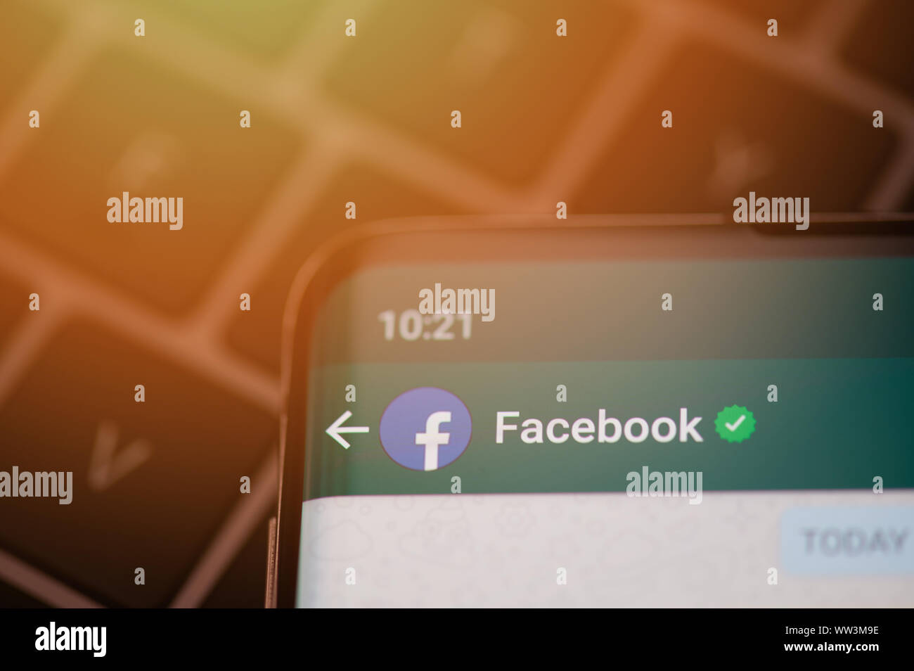 New York, USA - 12. September 2019: Nachricht von Facebook in whatsapp App im Bildschirm des Smartphones Nähe zu sehen. Stockfoto