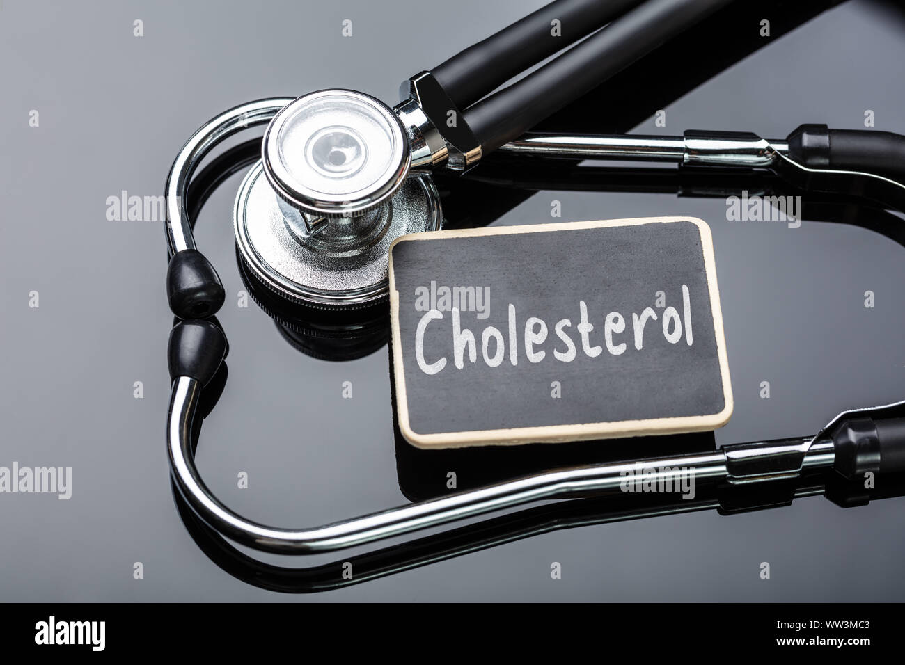Cholesterin Wort mit Stethoskop auf Schwarz Tabelle Stockfoto