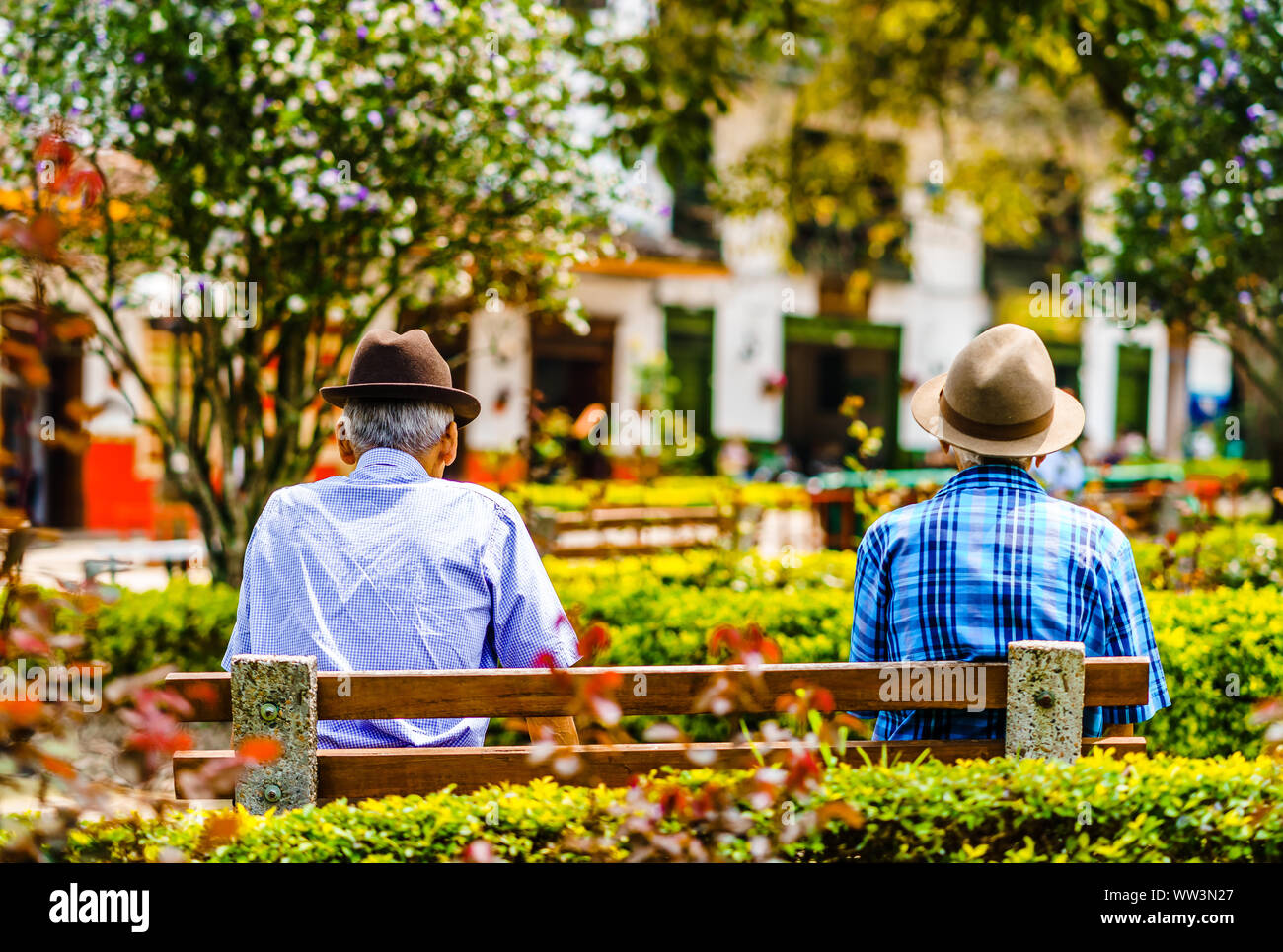 Blick auf lokale Männer sitzen auf einer Bank im Jardin in Kolumbien Stockfoto