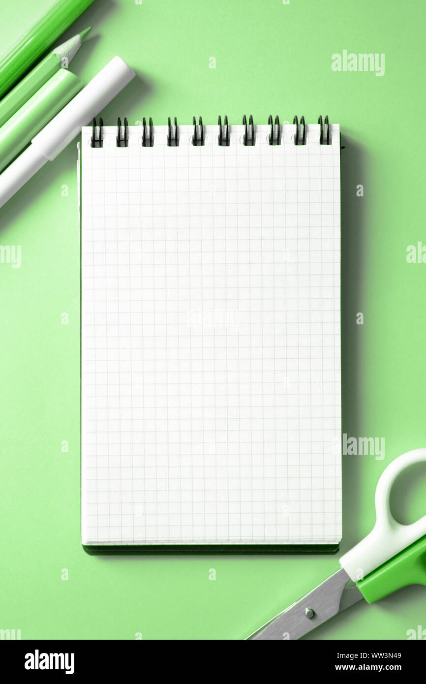 Verschiedene Schreibwaren und leer Notebook auf einer frischen und trendigen Minze Hintergrund. Zurück zum Konzept der Schule. Bis Mock, Flach, senkrecht. Stockfoto