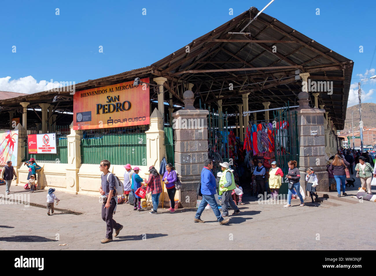 Perumarkt, Blick auf die Straße von San Pedro Markteingang, Heilige Tal Stadt Cusco, Peru Stockfoto