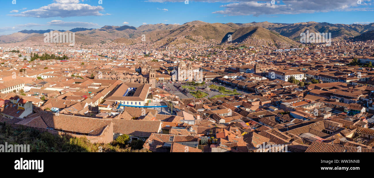 Panorama, Panoramablick auf die Stadt Cusco / Cuzco, peruanisches Heiliges Tal, Peru Stockfoto