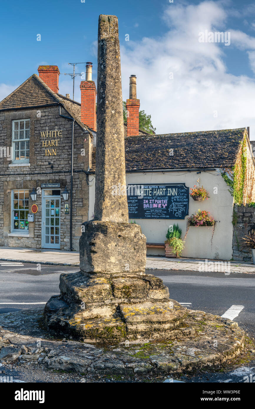 Mit seinen 'Cross-Head' fehlt, dieser Stein Struktur steht außerhalb der White Hart Inn in Ashton Keynes. Ein kleines Dorf in North Wiltshire, liegt es wi Stockfoto
