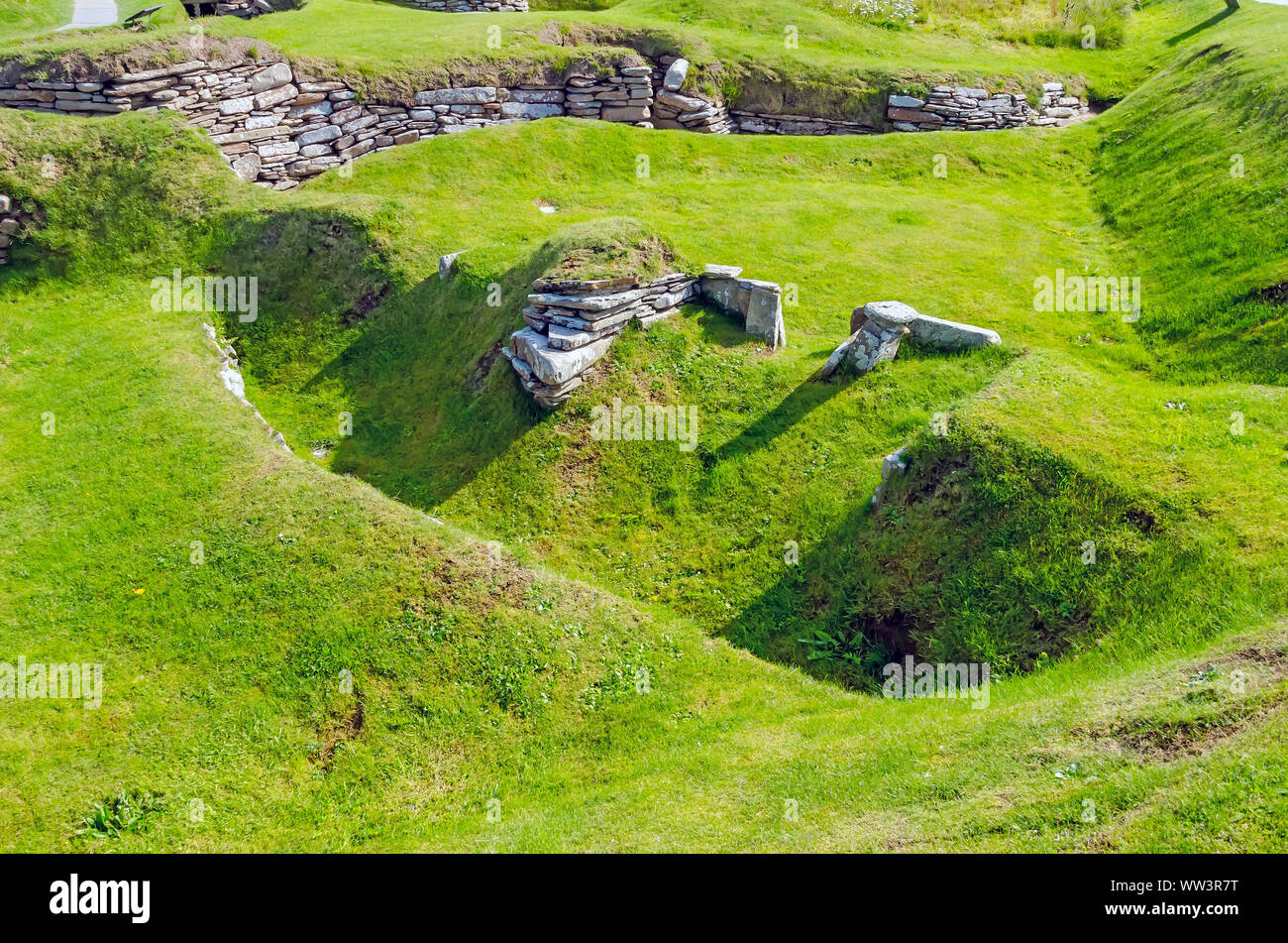 Skara Brae Umrisse einer Struktur einer neolitihic Dorf aus 3100 v. Chr. durch einen Sturm aufgedeckt. Stockfoto