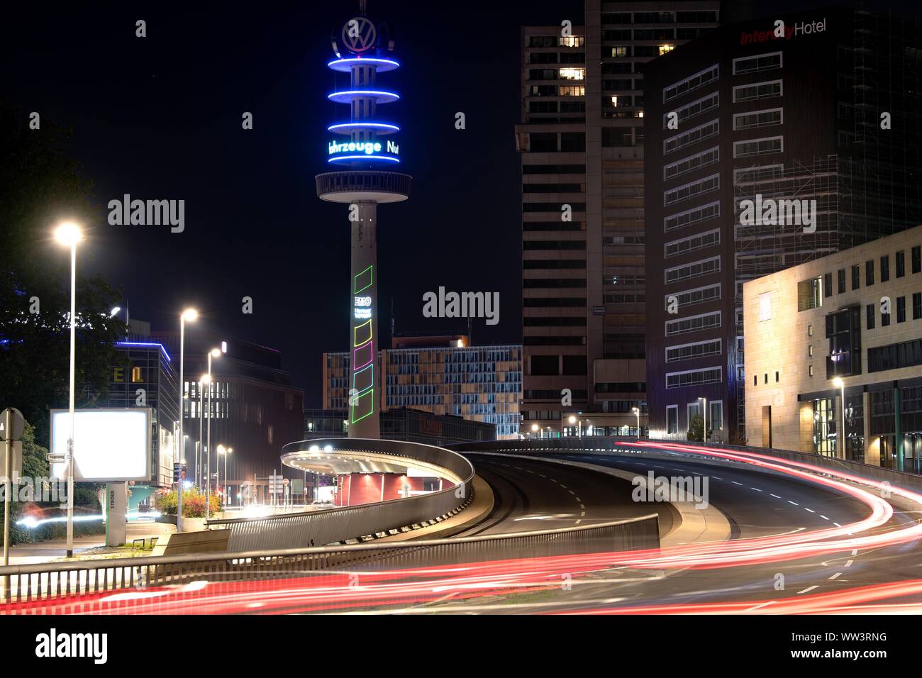 Hannover, Deutschland. 12 Sep, 2019. Die VW-Tower, ein ehemaliger Fernsehturm Spitznamen "Telemoritz', ist in den Farben der EMO Hannover beleuchtet. Credit: Sina Schuldt/dpa/Alamy leben Nachrichten Stockfoto