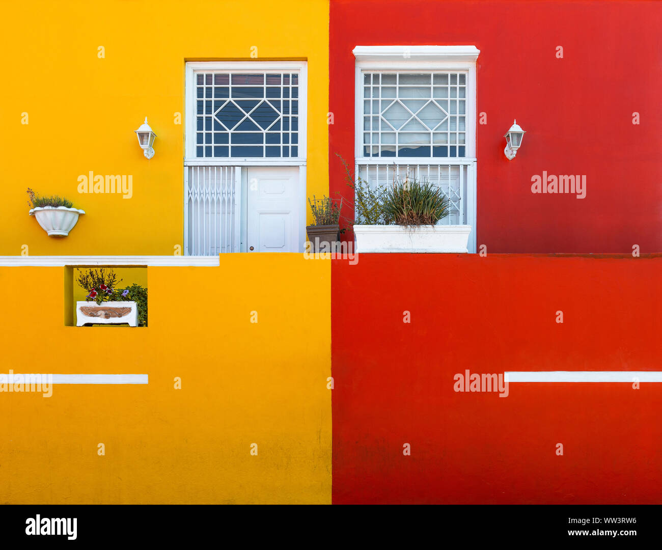 Gelbe und rote Fassade mit Türen und Fenstern in der bunten Malay Bezirk Bo Kaap in Kapstadt, Western Cape, Südafrika. Stockfoto
