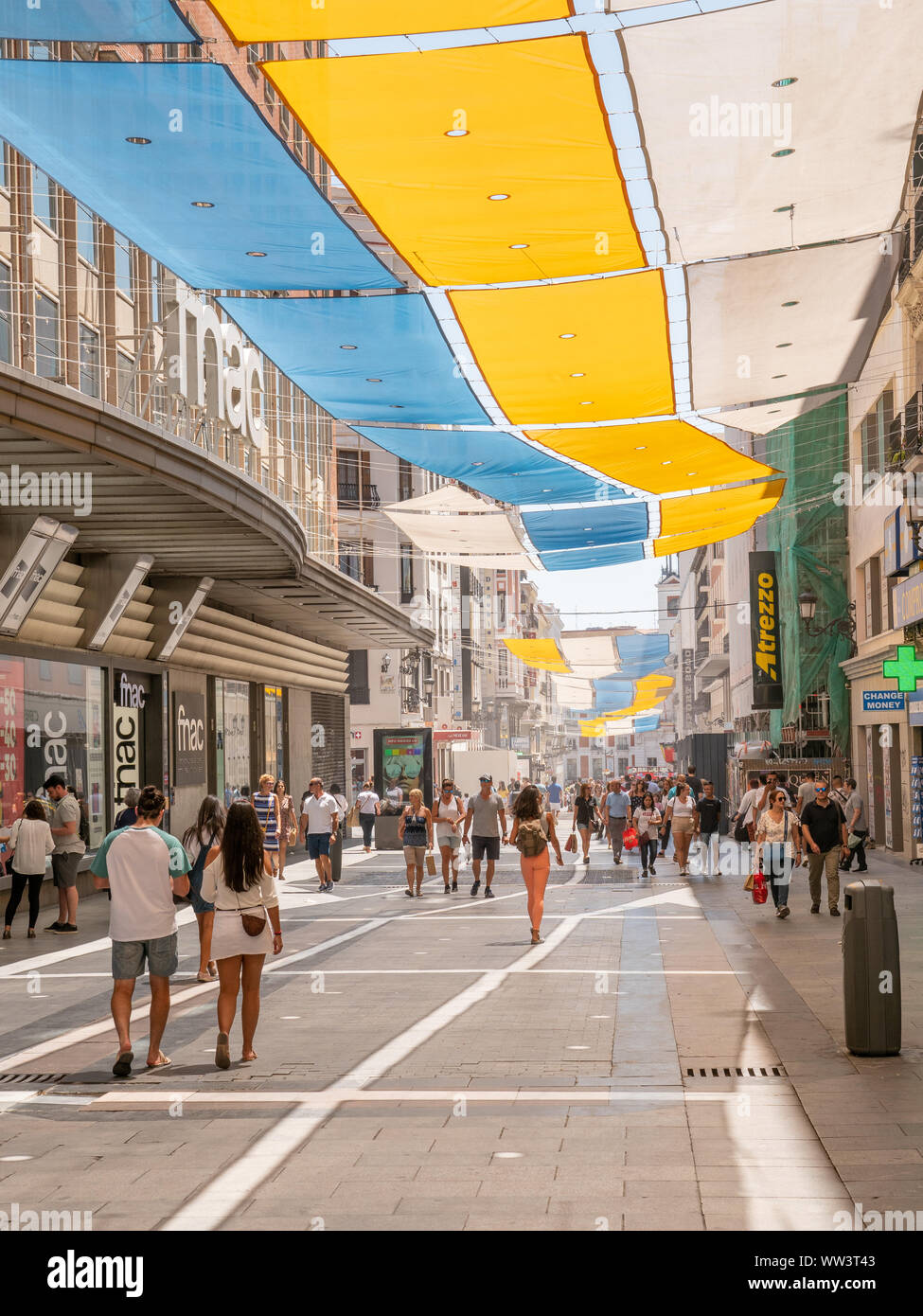 Menschen die Geschäfte auf die Calle de Preciados, Madrid, Spanien Stockfoto