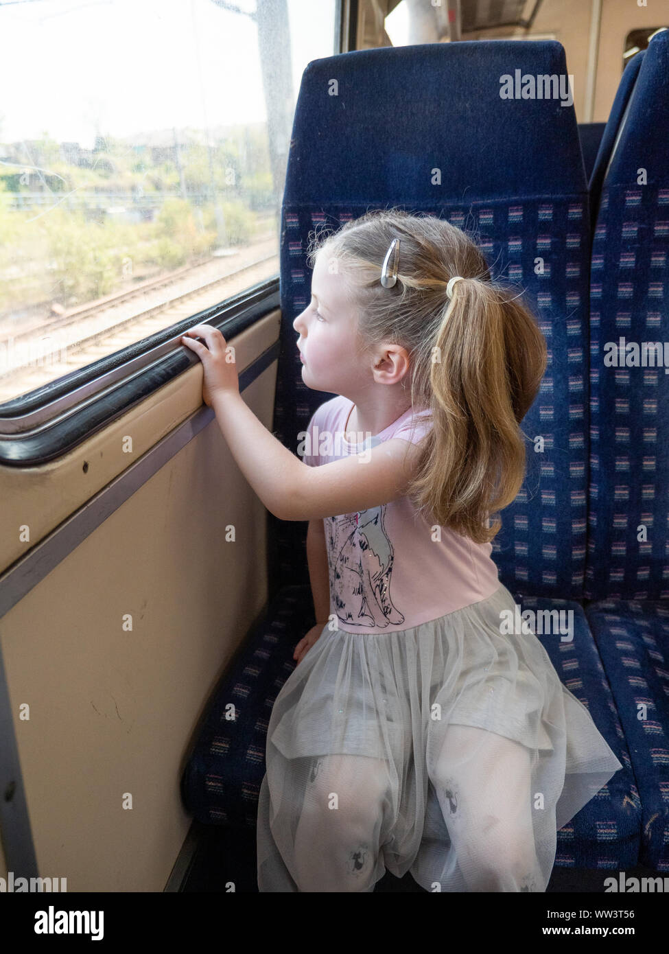 Kleines Kind schaut aus dem Fenster auf eine Reise, London, UK Stockfoto