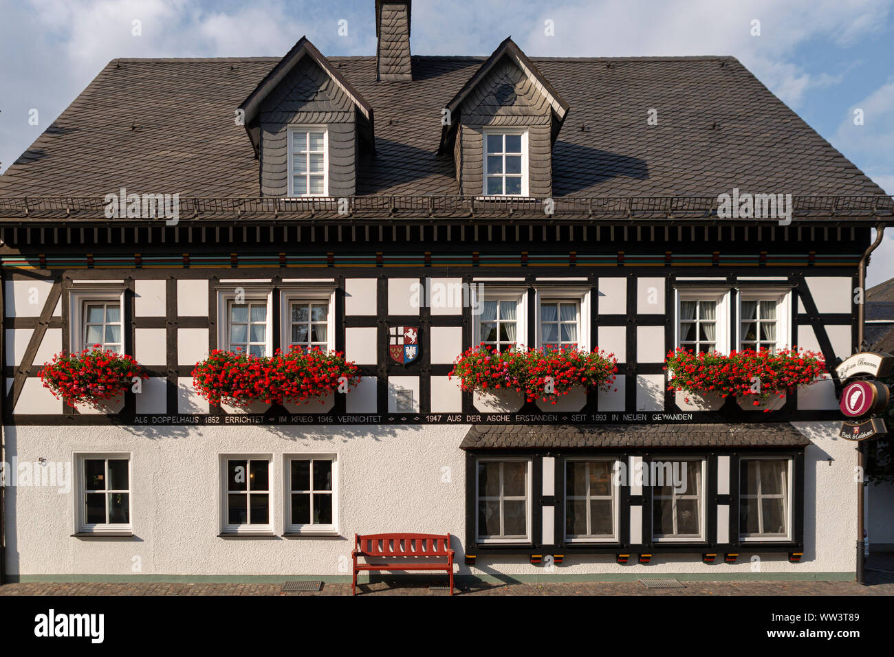 Architektur der typischen Fachwerkhäuser Vakwerk in das Spa Village von Grafschaft im Sauerland in Deutschland mit Blumen schmücken die Fac Stockfoto