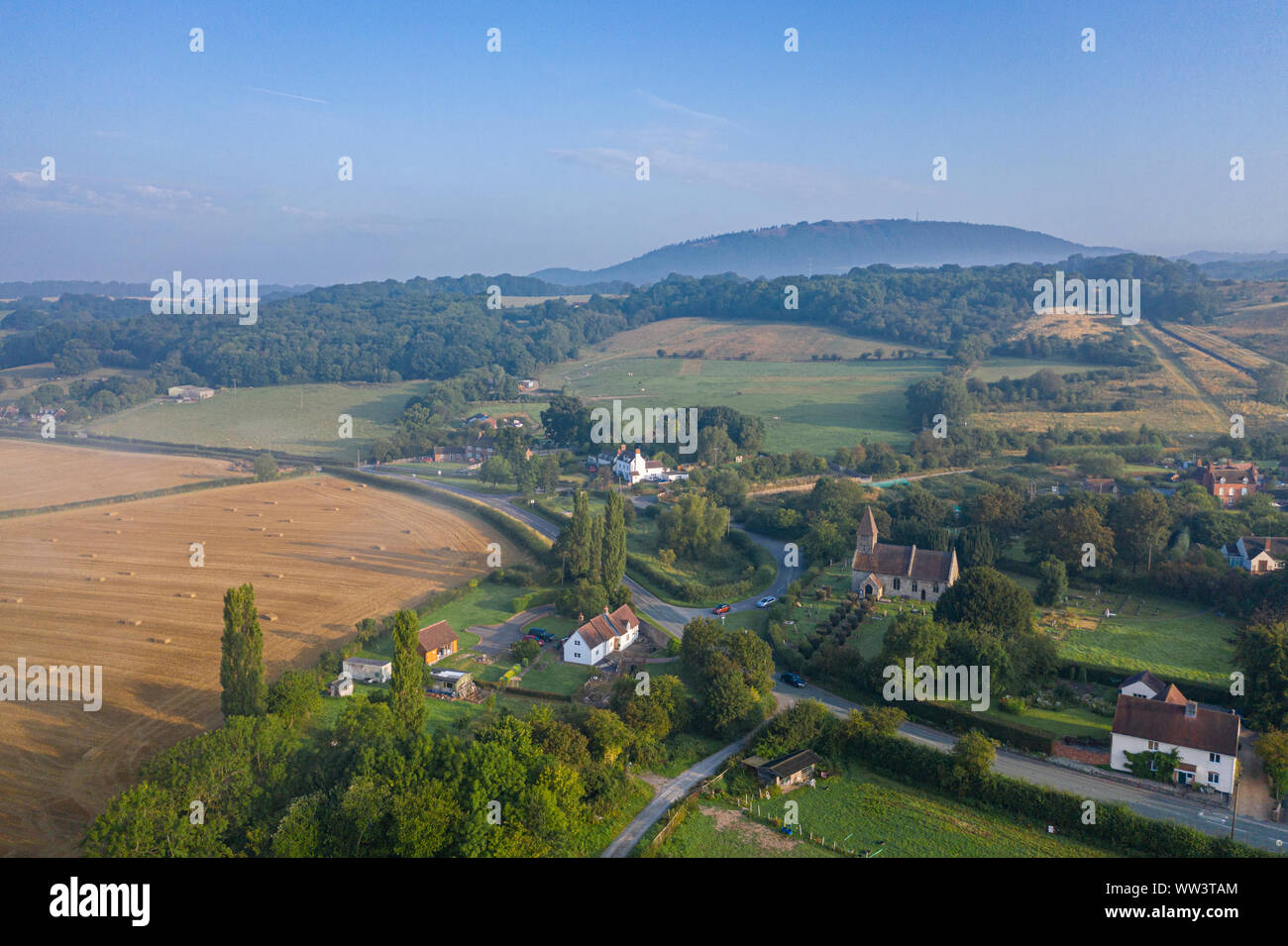 Drone Blick auf malerische Dorf in Morgen trübe Licht. Shropshire in Vereinigtes Königreich Stockfoto