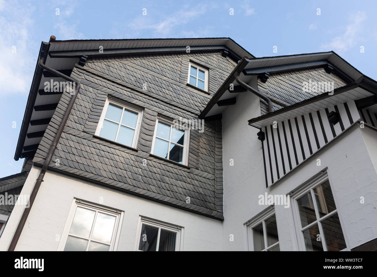 Architektonisches Detail der typischen Fachwerkhäuser Vakwerk Wohnungen im Kurort Grafschaft im Sauerland in Deutschland Stockfoto