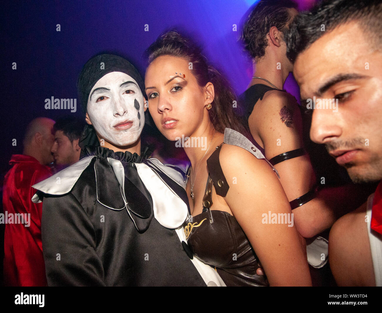 Junge Menschen in Fancy Dress im Nachtclub Haoman 17, Tel Aviv, Israel Stockfoto
