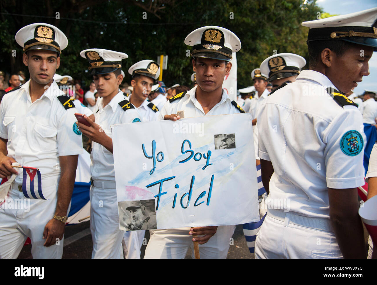 Junge Militärangehörige halten ein Zeichen zu Ehren Fidel Castros während der Beerdigung Fidels in Havanna, Kuba Stockfoto