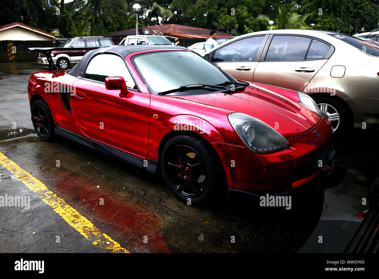 ANTIPOLO CITY, Philippinen - 9. SEPTEMBER 2019: roter Sportwagen auf einem Parkplatz eines kommerziellen Zentrum geparkt. Stockfoto