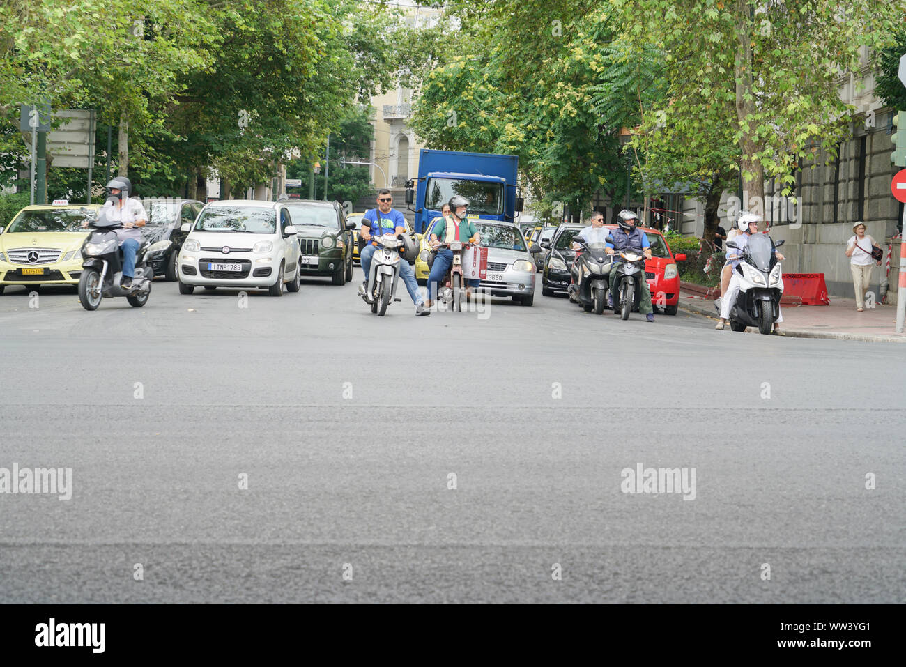 Athen Griechenland - 15. JULI 2019; Fahrzeuge an der Kreuzung warten zu bewegen, wenn es sicher ist. Stockfoto