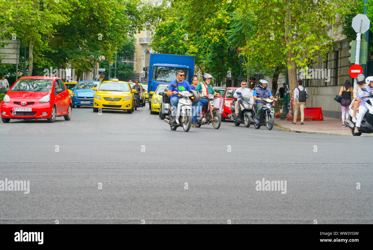 Athen Griechenland - 15. JULI 2019; Fahrzeuge an der Kreuzung warten in Bewegung zu verschwommen, wie Sie Weg mve Wenn es sicher ist. Stockfoto
