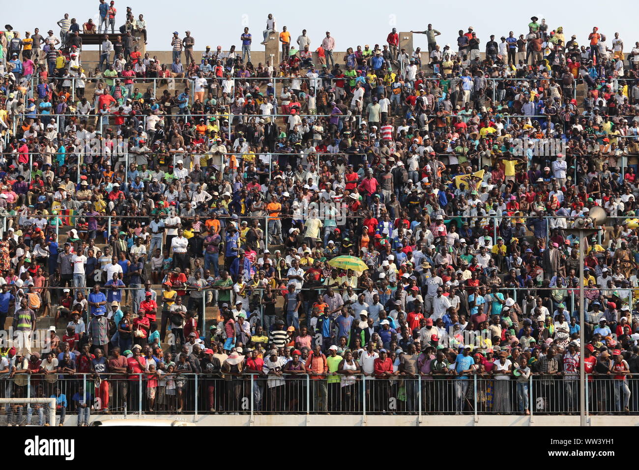 Harare, Simbabwe. 12 Sep, 2019. Die Menschen kommen zu Rufaro Stadion Respekt für den verstorbenen ehemaligen Simbabwes Präsident Robert Mugabe in Harare, Simbabwe zu zahlen, Sept. 12, 2019. Tausende von Menschen in Simbabwe zu Rufaro Stadion an der Spitze der Körper des verstorbenen ehemaligen Simbabwes Präsident Robert Mugabe in Harare am Donnerstag zu sehen, markieren die erste einer Serie von öffentlichen Trauerfeier bis Samstag gefüttert. Credit: Chen Yaqin/Xinhua Quelle: Xinhua/Alamy leben Nachrichten Stockfoto