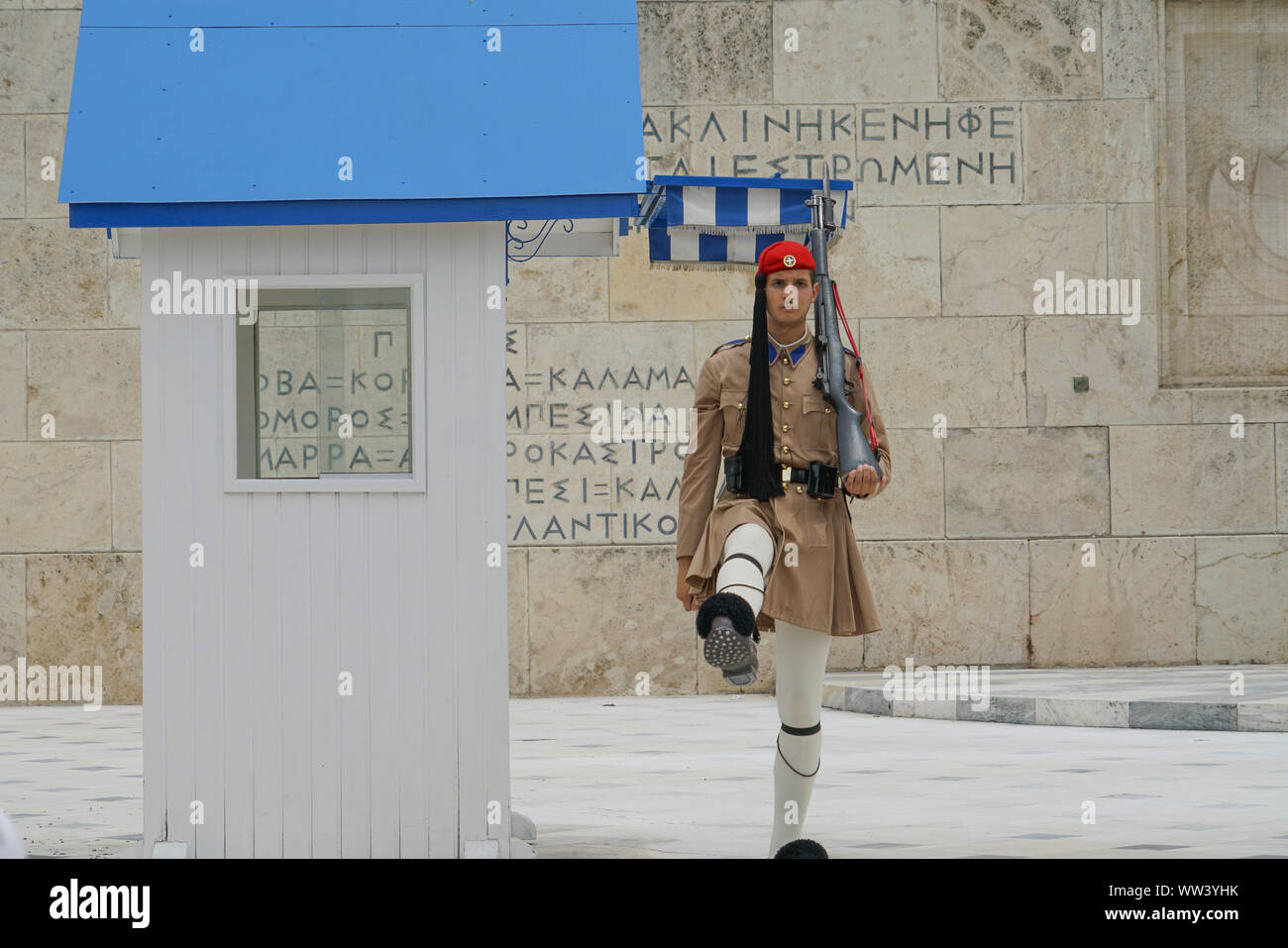 Athen Griechenland - 15. JULI 2019; Präsidentengarde außerhalb Presidential Villa und Wand mit griechischen Zeichen Zeichen wachen Grab des Unbekannten Soldaten. Stockfoto