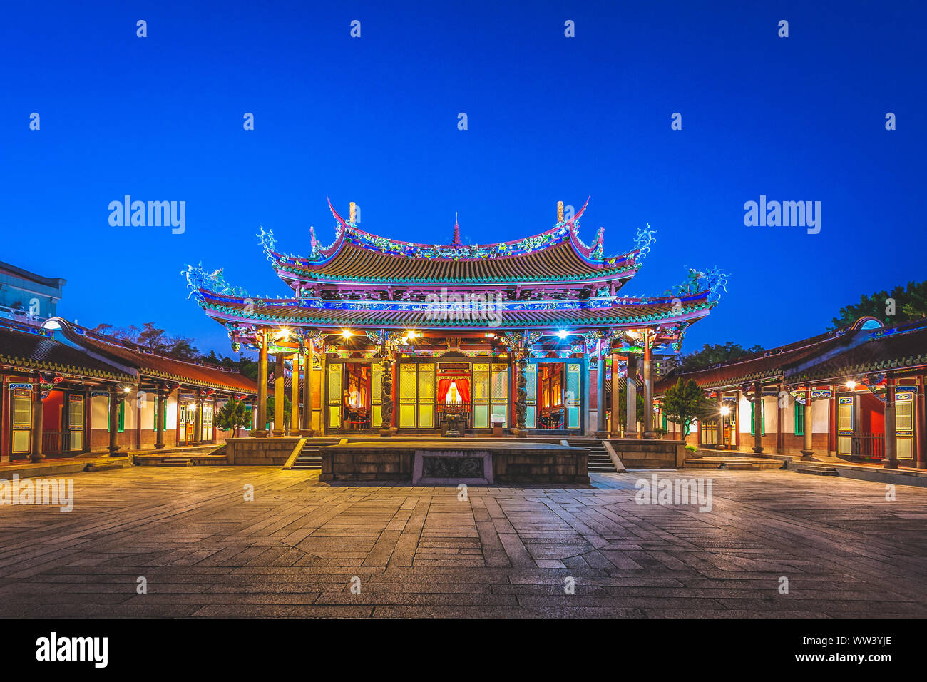 Nachtaufnahme des Konfuzius Tempel in Taipei, Taiwan Stockfoto