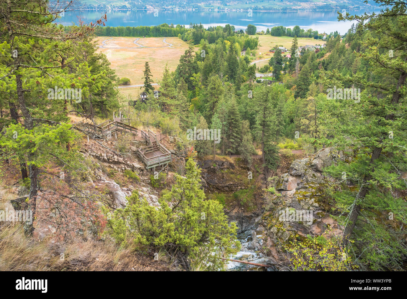 Ansicht von oben Shorts Creek Gorge und unteren Aussichtsplattform oben Fintry fällt mit dem Okanagan Lake in der Entfernung Stockfoto