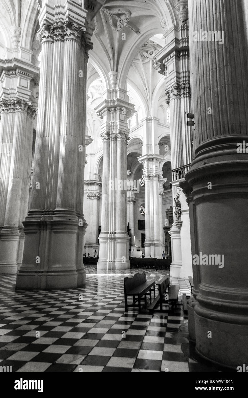 Ein schwarz-weißes Bild des Innenraums der Kathedrale von Granada, Granada, Spanien. Stockfoto