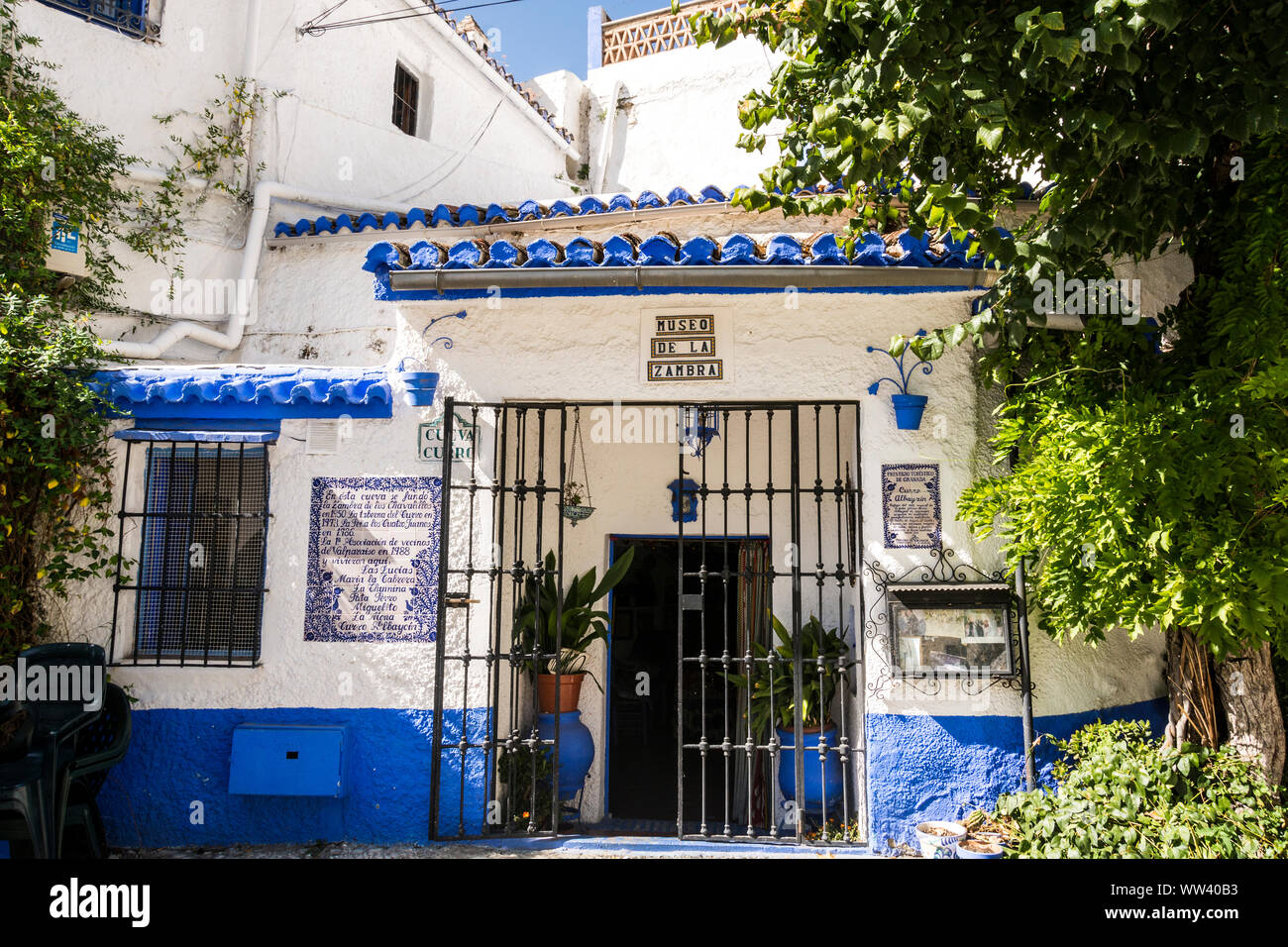 Der Eingang zu einem teuren Haus in Granada, Spanien. Schmiedeeiserne Sicherheitstüren an der Vorderseite sorgen für Privatsphäre und verhindern kriminelles Verhalten. Stockfoto