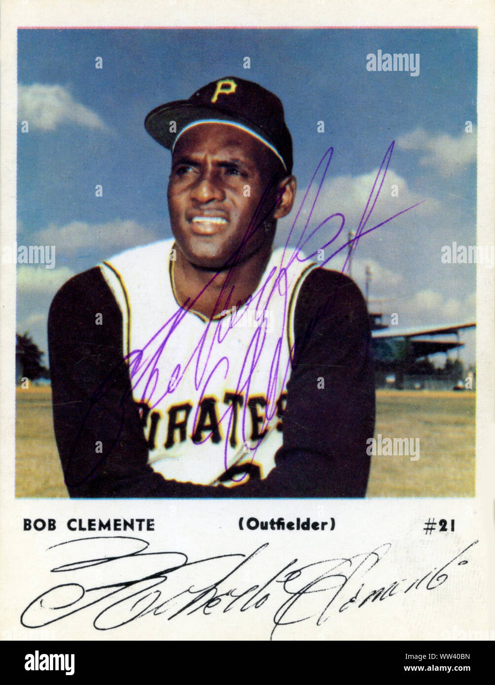 Autogrammkarte von Roberto Clemente als Hall of Fame Baseball Spieler mit den Pittsburgh Pirates in den 1950er und 60er Jahren, die auf tragische Weise starb bei einem Flugzeugabsturz Bereitstellung von Nothilfe in seine Heimat Puerto Rico. Stockfoto