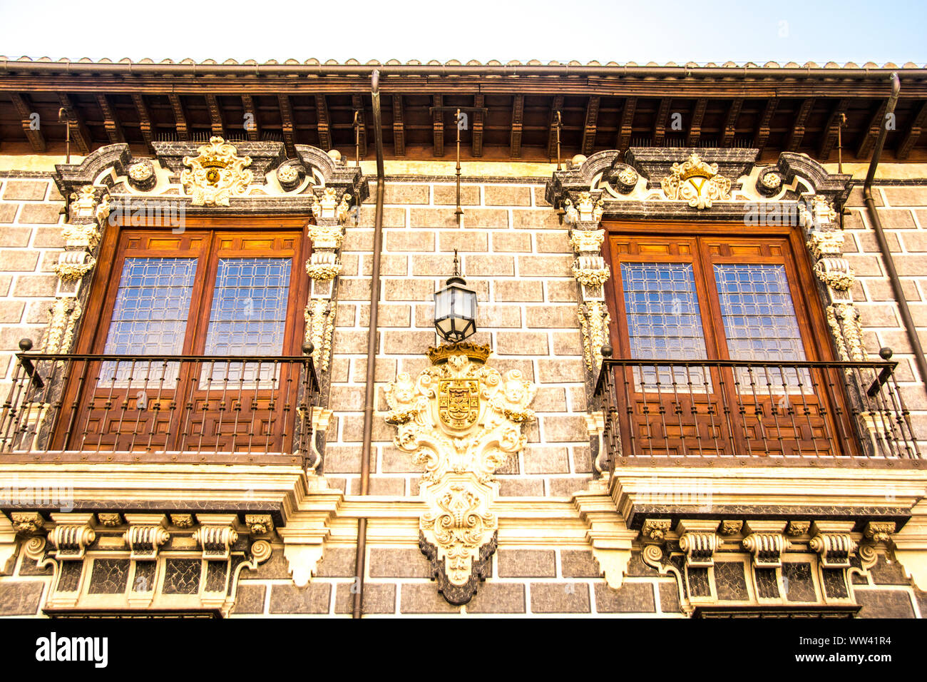 Ein Fensterset, das ein Gebäude in Granada, Spanien schmückt. Stockfoto