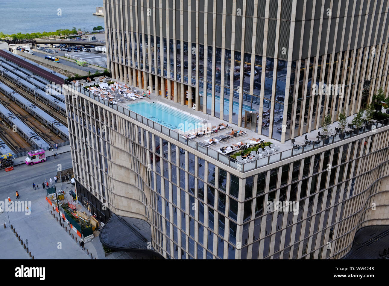 Ansicht der Equinox Hotel und Pool vom Schiff in Hudson Yards, New York City Stockfoto
