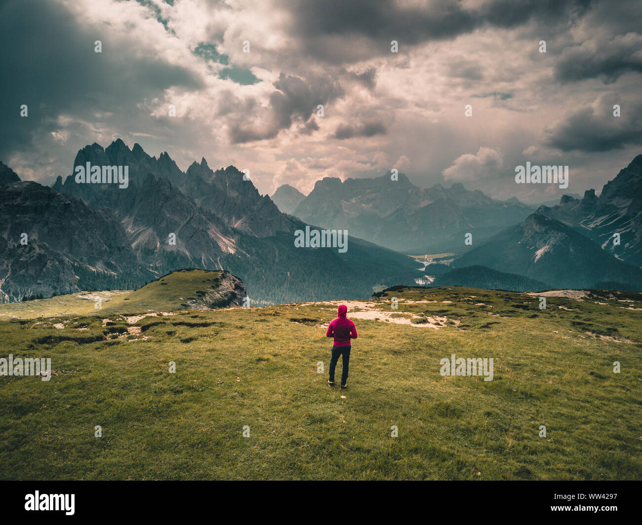 Junger Mann genießen die Sicht auf die Berge und die Landschaft der Dolomiten. Stockfoto