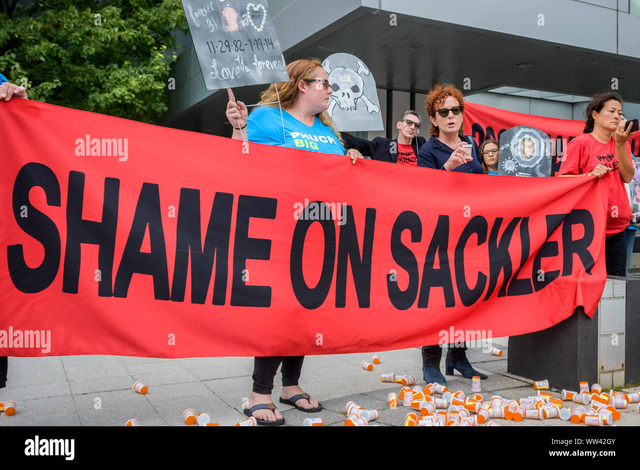 New York, USA. 12 Sep, 2019. Mitglieder der P.A.I.N. (Rezept sucht Intervention Jetzt) und Wahrheit Pharm inszenierten einen Protest am 12 September, 2019 außerhalb von Purdue Pharma Hauptsitz in Stamford, über ihre jüngsten umstrittenen opioid Siedlung. Teilnehmer hunderte Verordnungflaschen OxyContin halten Grabsteine mit den Namen von Opioiden Opfer und Banner lesen ''Shame auf Sackler'' und ''200 Tote pro Tag 'Credit: Erik McGregor/ZUMA Draht/Alamy leben Nachrichten Stockfoto