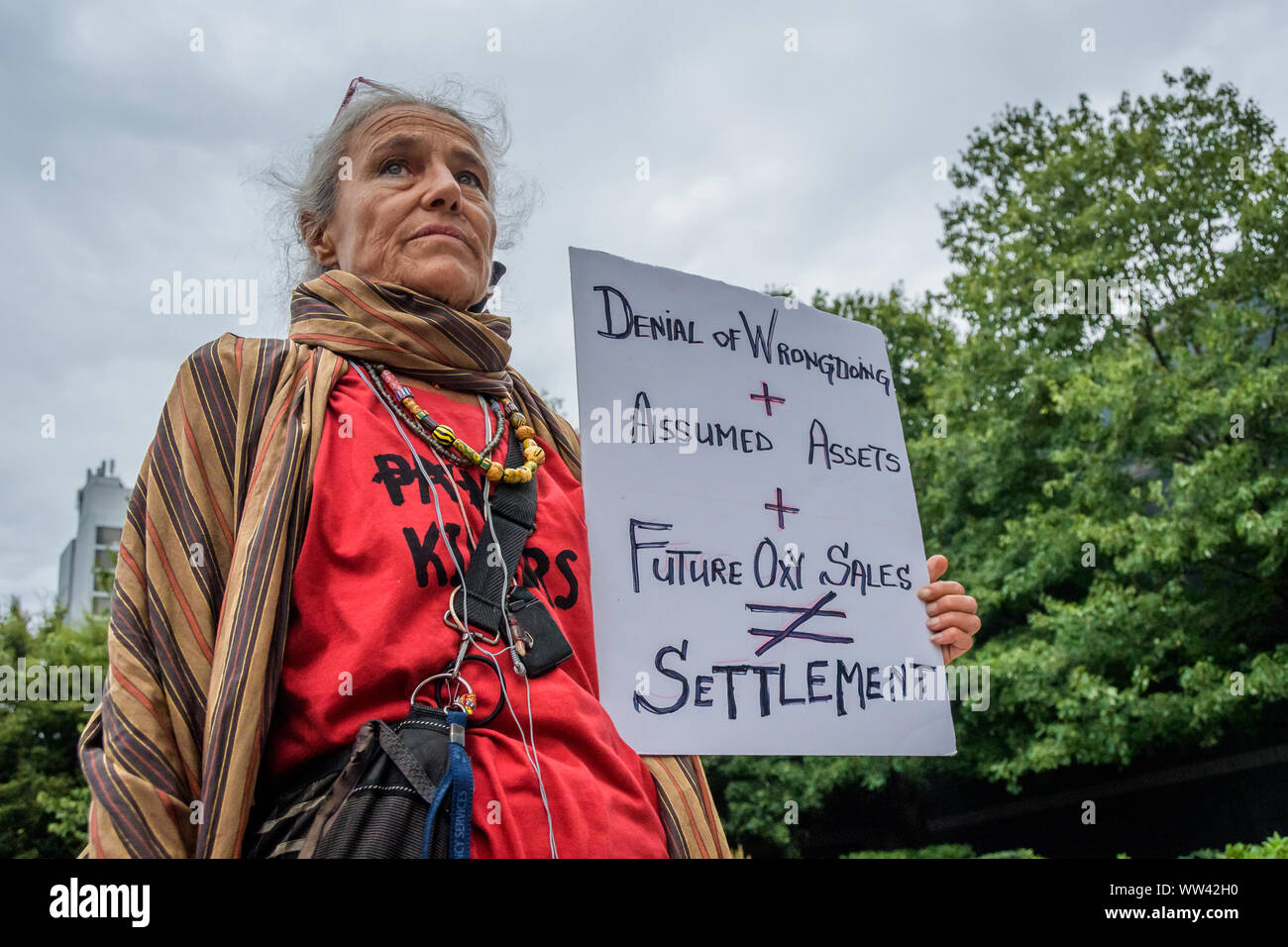 New York, USA. 12 Sep, 2019. Mitglieder der P.A.I.N. (Rezept sucht Intervention Jetzt) und Wahrheit Pharm inszenierten einen Protest am 12 September, 2019 außerhalb von Purdue Pharma Hauptsitz in Stamford, über ihre jüngsten umstrittenen opioid Siedlung. Teilnehmer hunderte Verordnungflaschen OxyContin halten Grabsteine mit den Namen von Opioiden Opfer und Banner lesen ''Shame auf Sackler'' und ''200 Tote pro Tag 'Credit: Erik McGregor/ZUMA Draht/Alamy leben Nachrichten Stockfoto