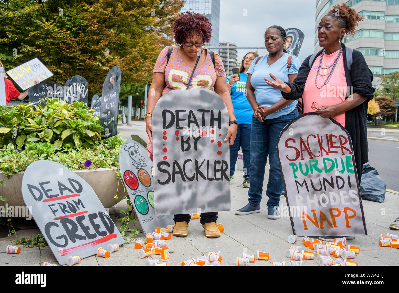 New York, USA. 12 Sep, 2019. Mitglieder der P.A.I.N. (Rezept sucht Intervention Jetzt) und Wahrheit Pharm inszenierten einen Protest am 12 September, 2019 außerhalb von Purdue Pharma Hauptsitz in Stamford, über ihre jüngsten umstrittenen opioid Siedlung. Teilnehmer hunderte Verordnungflaschen OxyContin halten Grabsteine mit den Namen von Opioiden Opfer und Banner lesen ''Shame auf Sackler'' und ''200 Tote pro Tag 'Credit: Erik McGregor/ZUMA Draht/Alamy leben Nachrichten Stockfoto