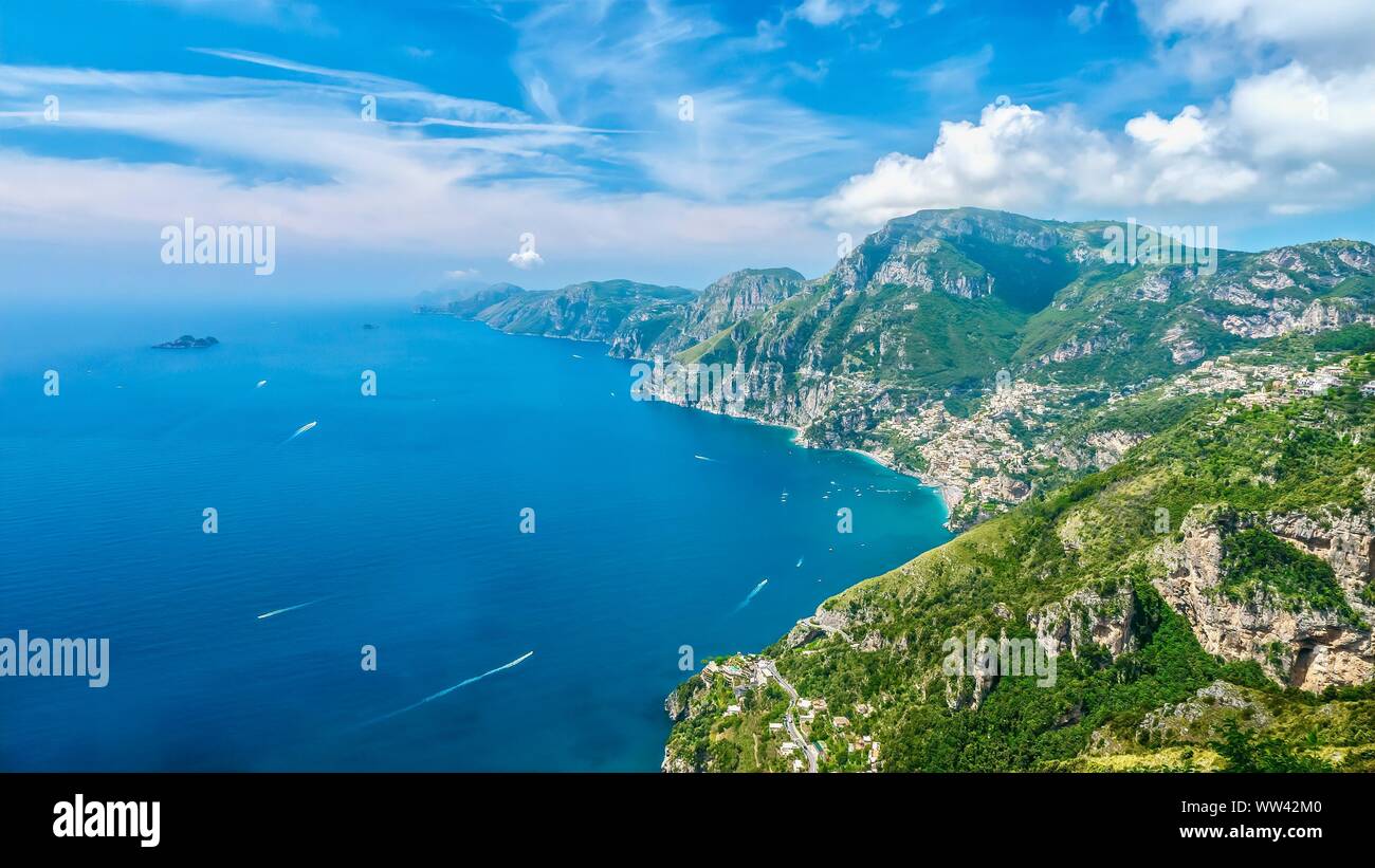 Hohe Betrachtungswinkel und der wunderschönen Amalfiküste in Italien im Sommer, mit leuchtenden blauen Wasser und Himmel, von dem Pfad der Götter Wanderweg genommen. Stockfoto