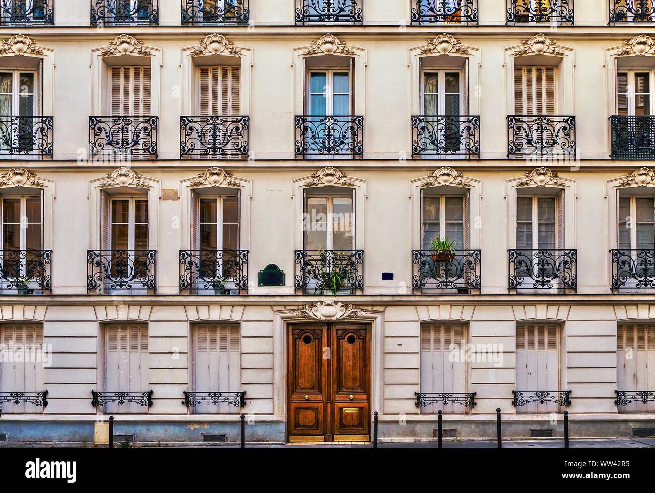 Blick auf die Straße von der eleganten Fassade eines alten Wohnhaus in einem Wohngebiet von Paris. Vintage Style Foto. Stockfoto