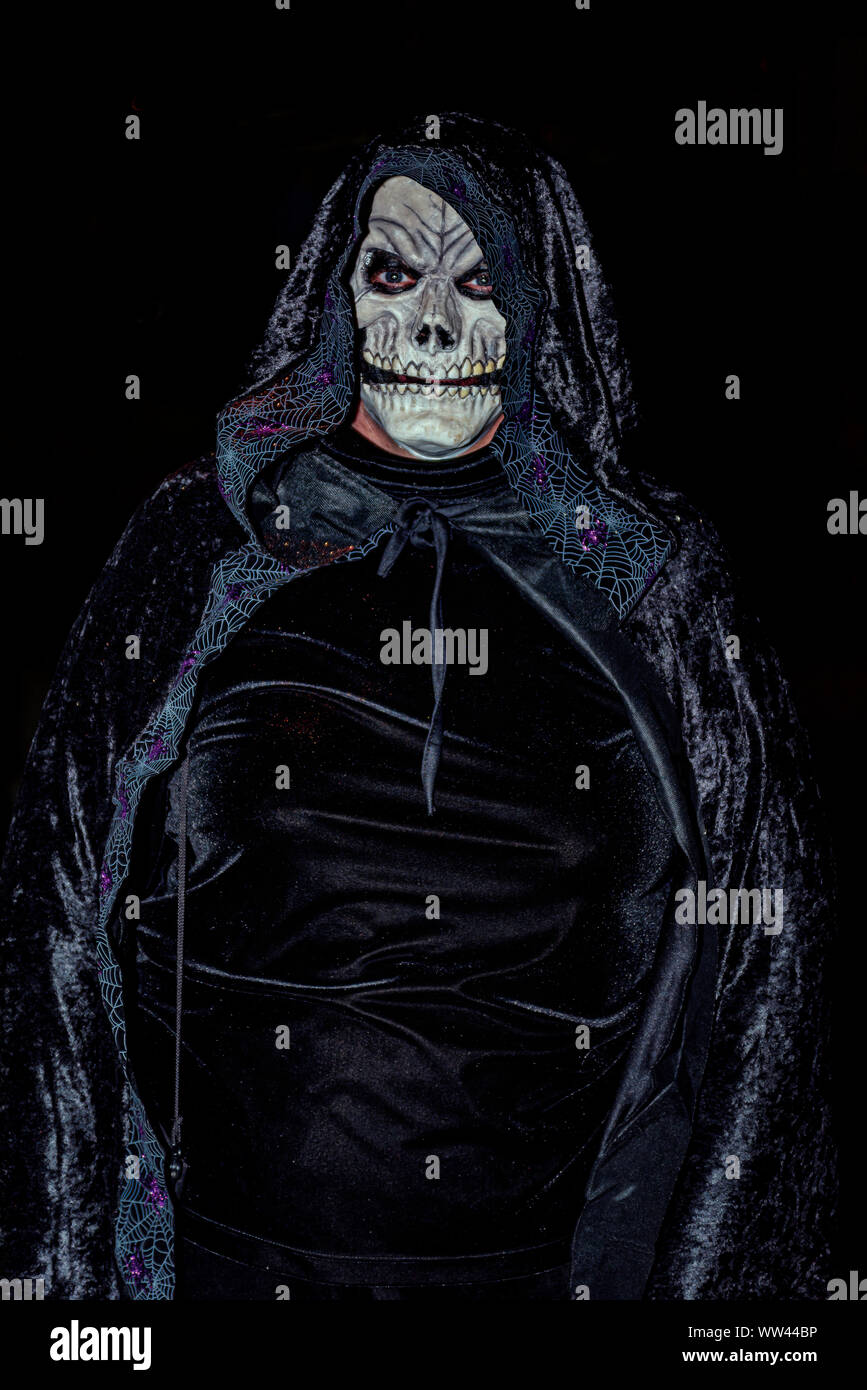 Salem, Massachusetts, USA 10/31/2015. Scary skeleton auf einem dunklen Halloween Nacht. Stockfoto