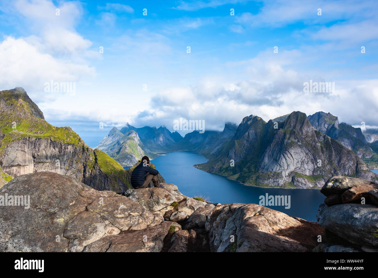 Reine vom Reinebringen, Blick auf die atemberaubenden Berge der Lofoten Inseln, Norwegen Stockfoto