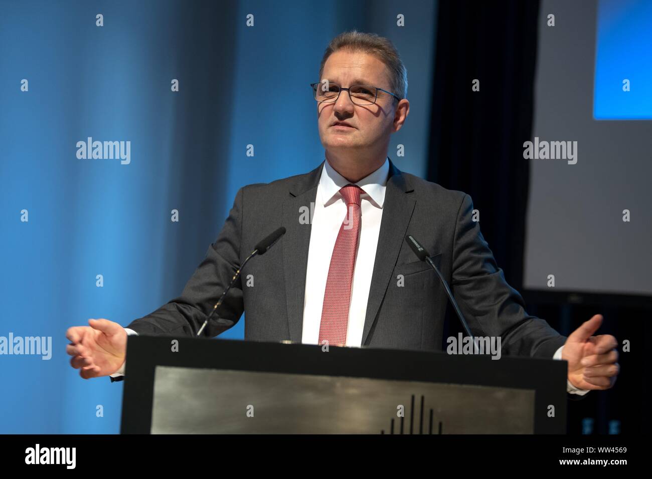 Hannover, Deutschland. 12 Sep, 2019. Stephan Manke, Staatssekretär im Ministerium für Inneres und Sport des Landes Niedersachsen, spricht bei der Auftaktveranstaltung des Information Security Kampagne des Innenministeriums Niedersachsen. Credit: Sina Schuldt/dpa/Alamy leben Nachrichten Stockfoto