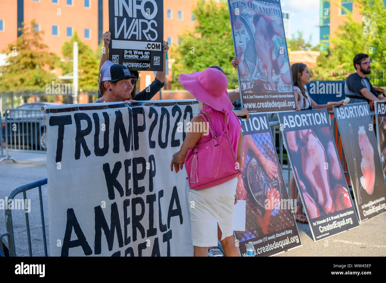 Houston, Texas - 12. September 2019: Kleine Gruppe von Trump Unterstützer und Anti-abtreibungs-Aktivisten protestieren außerhalb der Demokratischen primär Debatte Veranstaltungsort in der Nähe von Stockfoto