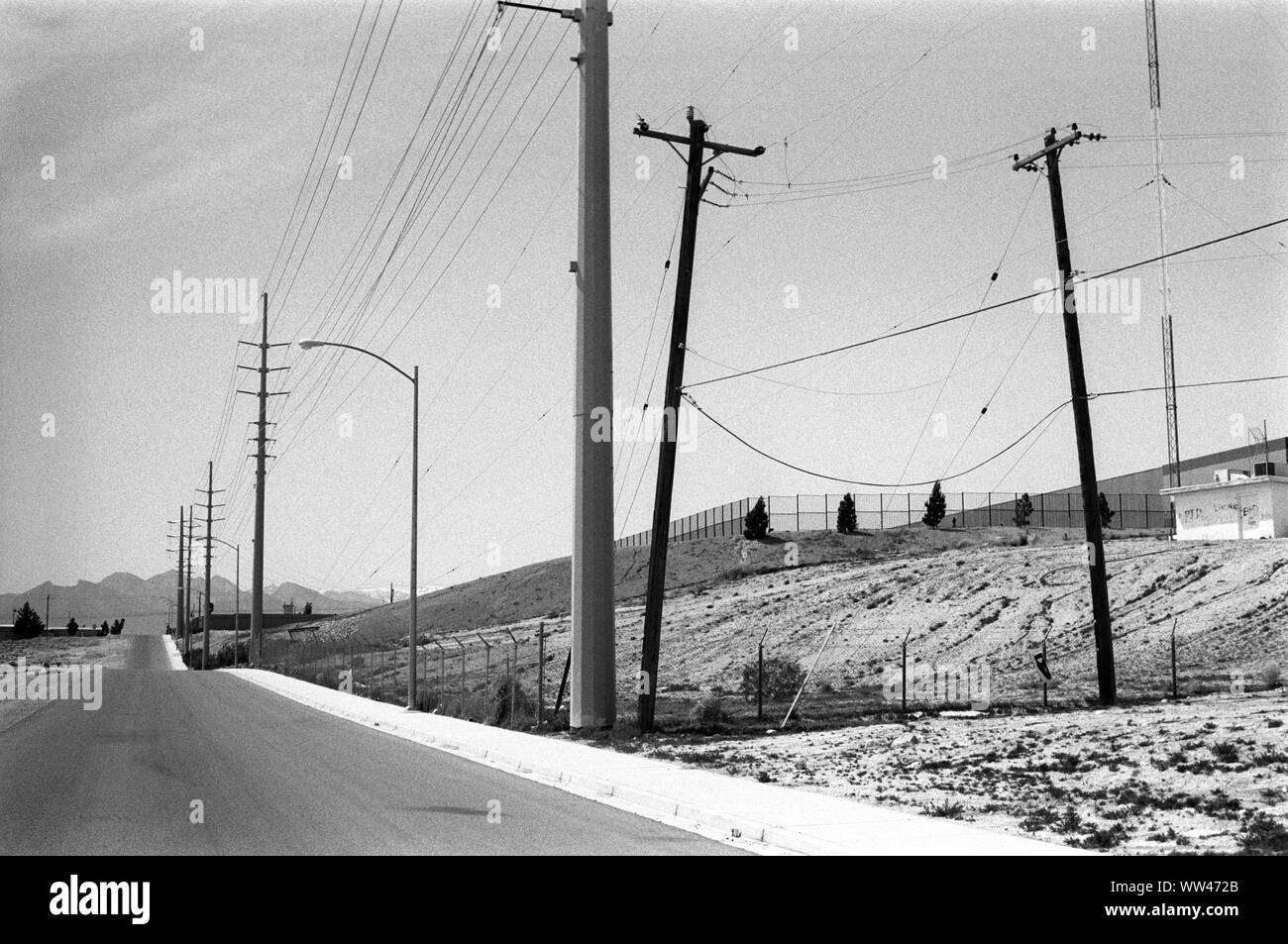 Nevada 2000 s, leeren Straße vor der städtischen Landschaft, Landschaft Strommasten 2001 US USA HOMER SYKES Stockfoto
