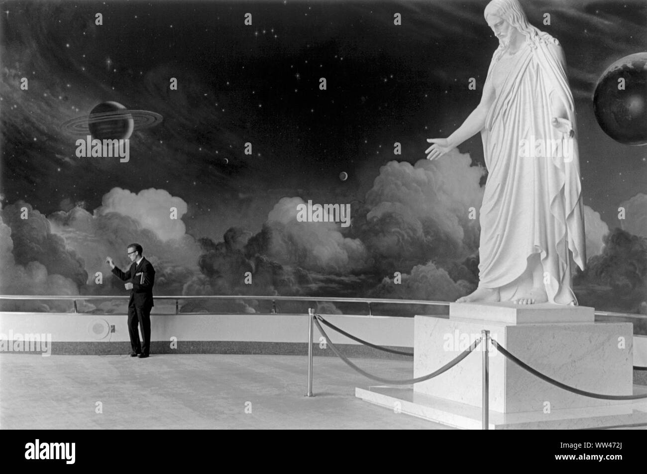 Salt Lake City Utah 1960er Jahre USA im Mormonentempel Tourguide Waves Lebewohl sich von seiner Gruppe von Touristen 60er Jahre 1969. USA HOMER SYKES Stockfoto