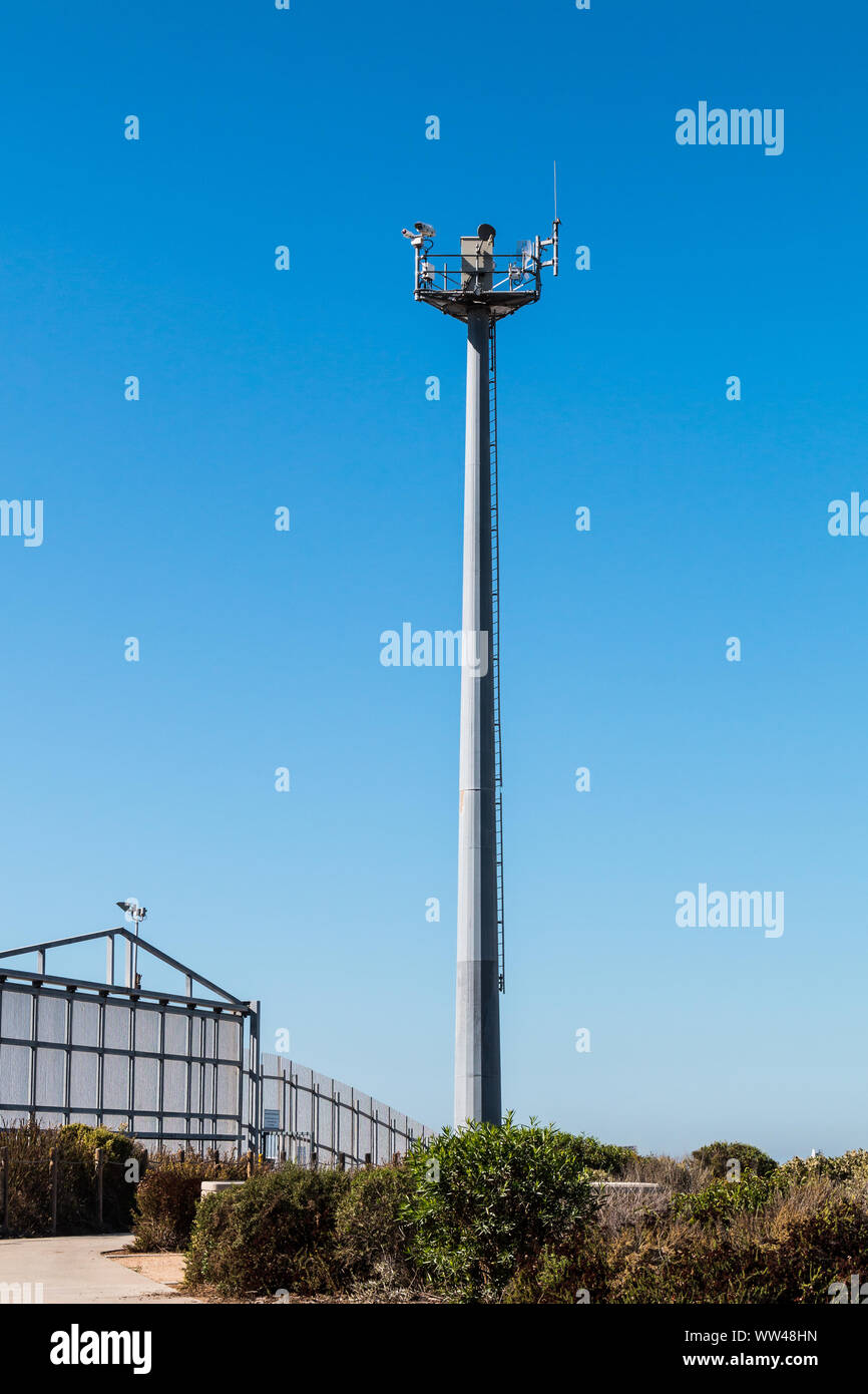 Grenzzaun zwischen San Diego und Tijuana, Mexiko, mit einem Security Turm mit Kameras und Bewegungssensoren auf der US Seite. Stockfoto