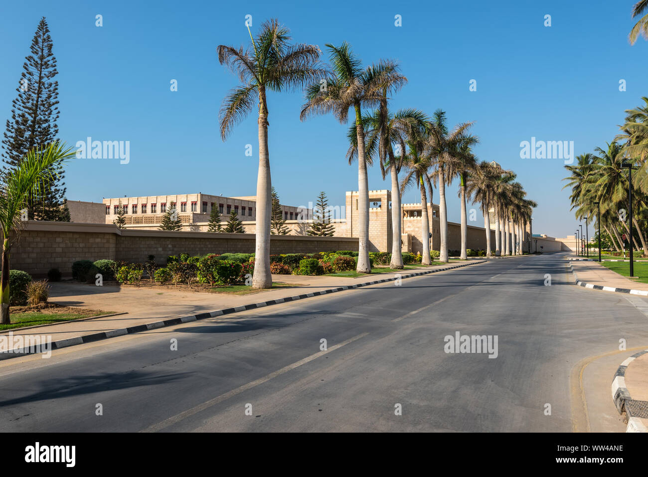 Maskat, Sultanat von Oman - 12. November 2017: Street View der als Sultan Qaboos Str. in der Provinz Dhofar, Salalah, Oman. Der Al Hosn Sultan's Palace Stockfoto