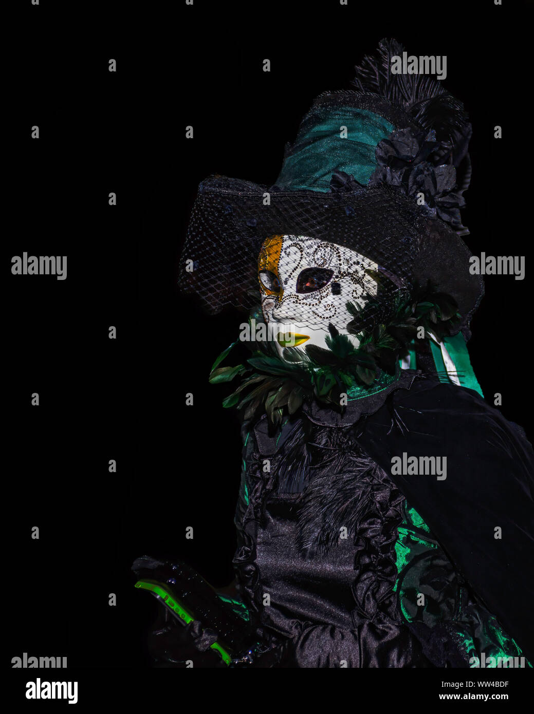 Salem, Massachusetts, USA 10/31/2015. Maskierte Frau auf einem dunklen Halloween Nacht. Stockfoto