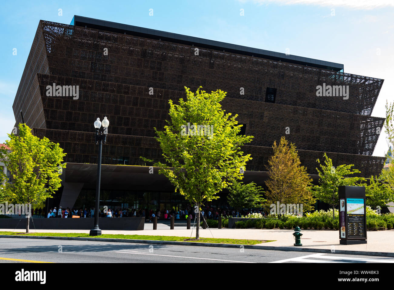WASHINGTON, DC - 12. JULI 2017: Menschen angetreten, außerhalb der Nationalen Museum für Afrikanische Amerikanische Geschichte und Kultur/ Stockfoto