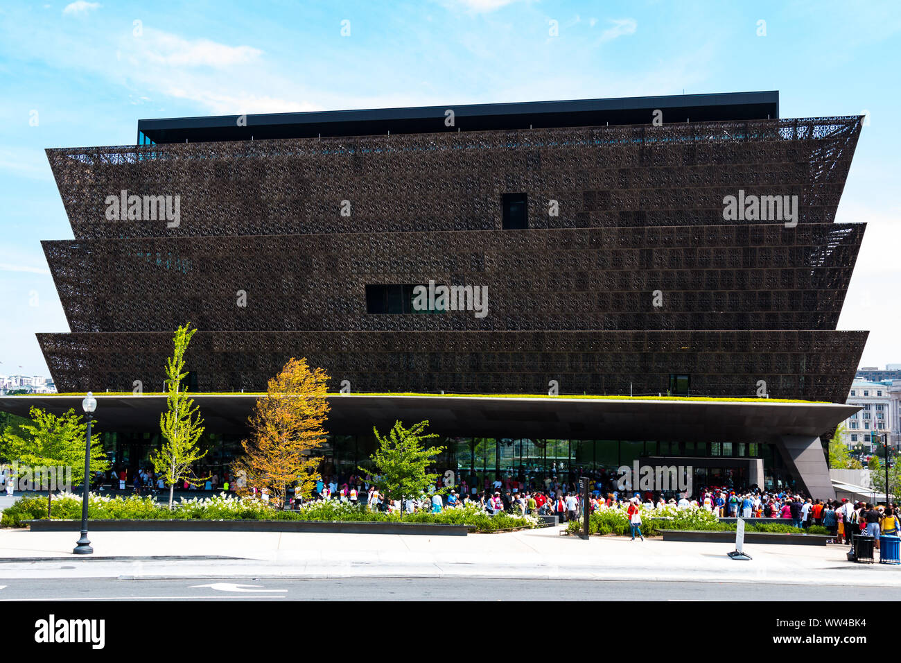 WASHINGTON, DC - Juli 12, 2017: Massen von Menschen ausgerichtet, die außerhalb der Nationalen Museum für Afrikanische Amerikanische Geschichte und Kultur. Stockfoto