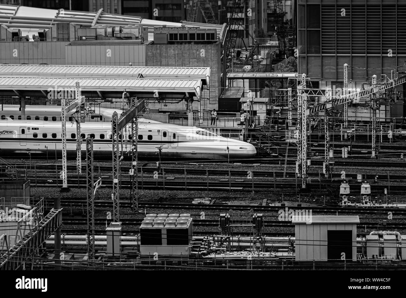 DEC 6, 2019 Tokyo, Japan - Tokio Bahnhof JR Bahnhof und Shinkansen Tracks von luftaufnahme. Zug Verkehr im Bahnhof von Tokio Plattform in Abend Stockfoto
