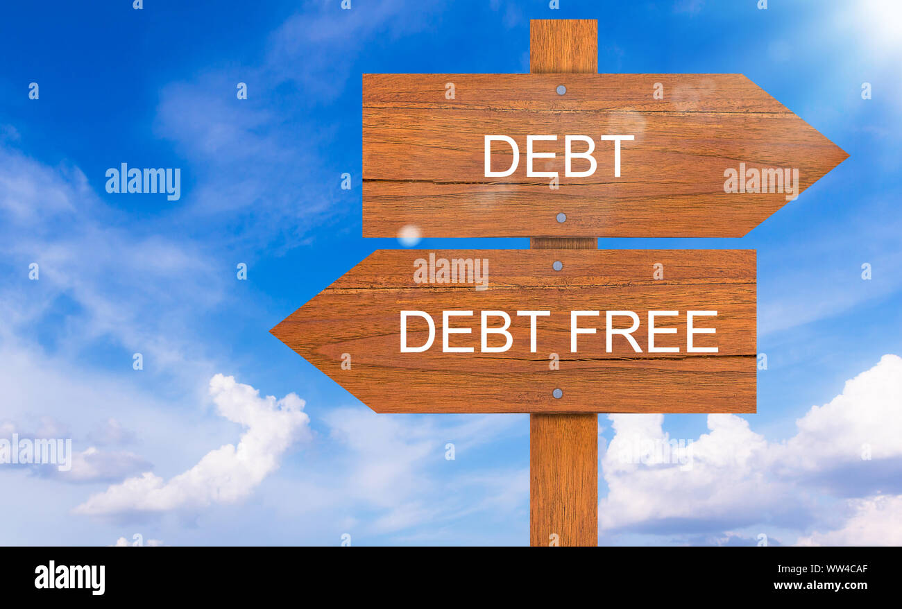 Schulden, Finanzkrise Konzept, Holz Zeichen auf blauem Himmel Hintergrund Stockfoto