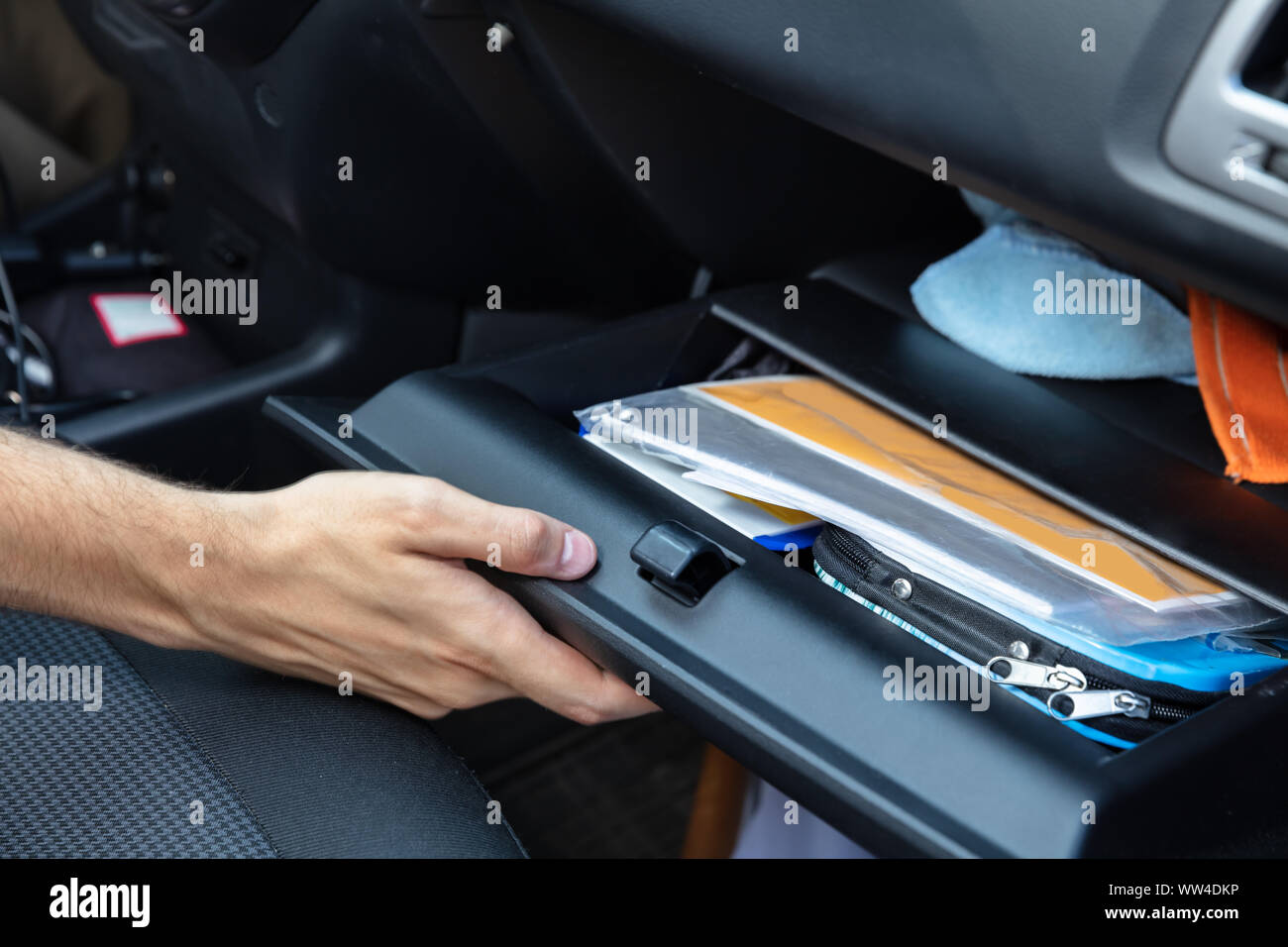 Treiber Hand öffnen Handschuhfach Ablagefach im Auto Stockfoto